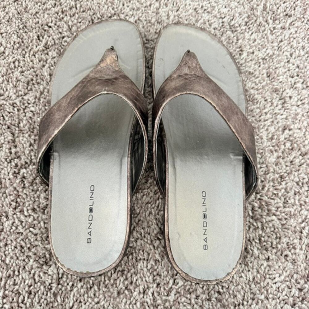 Bandolino Women's Sandals 8.5B Bronze Thongs Flip Flops Reptile Print .75 Heel - Picture 3 of 13